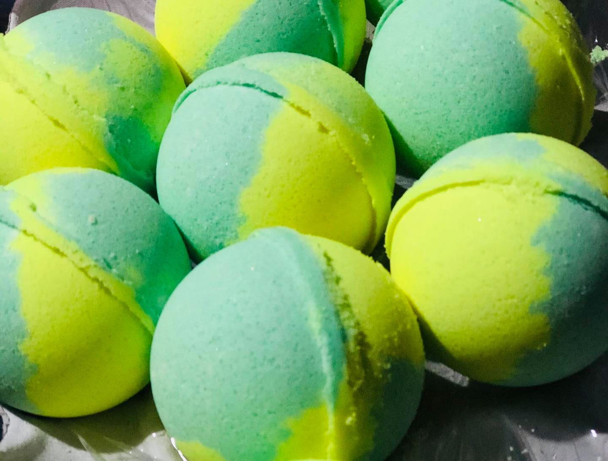 Coconut and Lime Bathbombs Wickety Wax